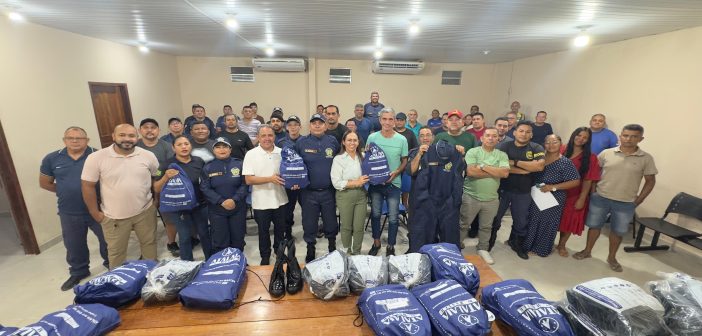 Prefeitura de Rio Preto da Eva entrega fardamento para Guardas Municipais