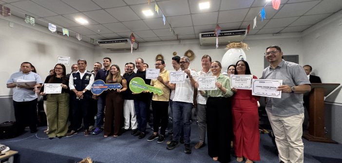 Rio Preto da Eva recebe novos equipamentos e micro-ônibus para transporte de pacientes